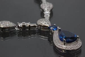 aLEm Collier  Teardrop of the Midnight  mit safirfarbenen und weißen Zirkonia 925/- Silber rhodiniert mit Karabiner,