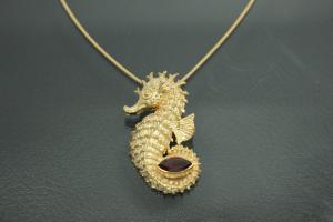 aLEm Pendant Seahorse with Garnetnavett  925/- Silver