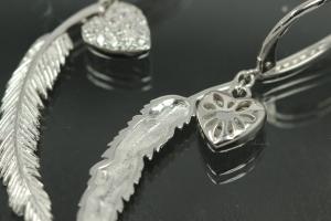 aLEm Ohrhänger mit Brisur 925/- Silber rhodiniert, ca. Maße Länge 49,0mm incl. Brisur, Länge Feder 37,5mm mit Öse , Breite 5,5mm, MS2,0mm, Größe Herz 10,8mm x 8,5mm mit Öse